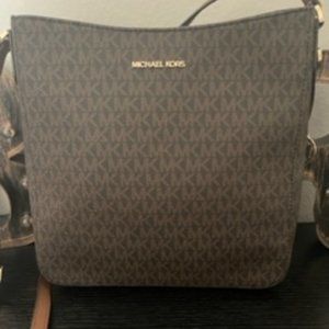 Mickael Kors messenger
